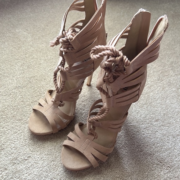 Lace up nude heels - Picture 2 of 3